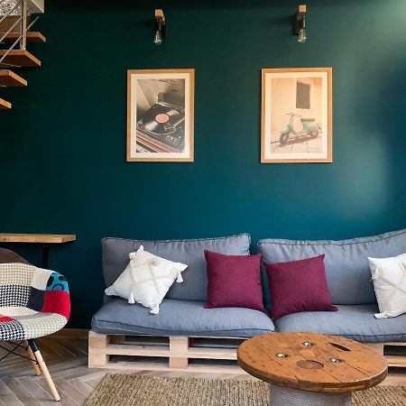 Charming Attic Apartment With Balcony & Swimming Pool デセンツァーノ・デル・ガルダ エクステリア 写真