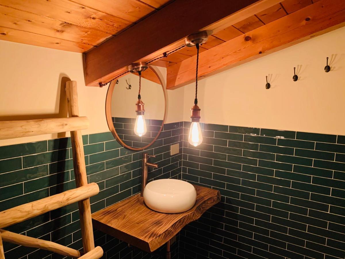 Charming Attic Apartment With Balcony & Swimming Pool デセンツァーノ・デル・ガルダ エクステリア 写真