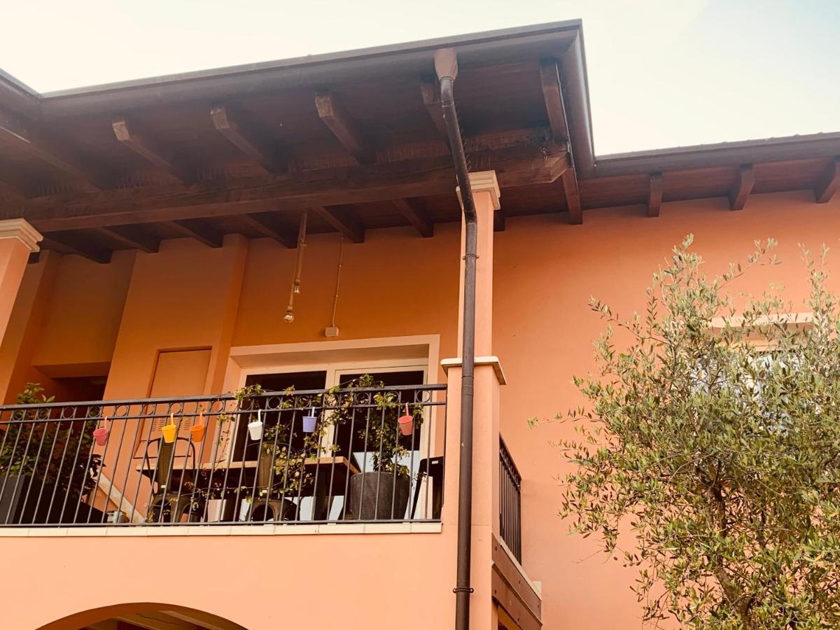 Charming Attic Apartment With Balcony & Swimming Pool デセンツァーノ・デル・ガルダ エクステリア 写真