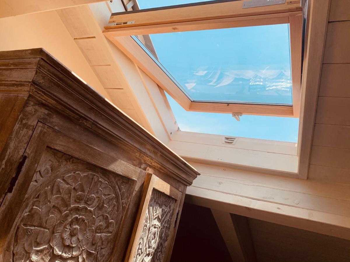 Charming Attic Apartment With Balcony & Swimming Pool デセンツァーノ・デル・ガルダ エクステリア 写真