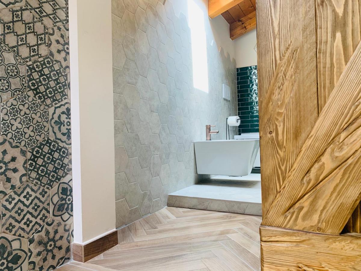 Charming Attic Apartment With Balcony & Swimming Pool デセンツァーノ・デル・ガルダ エクステリア 写真