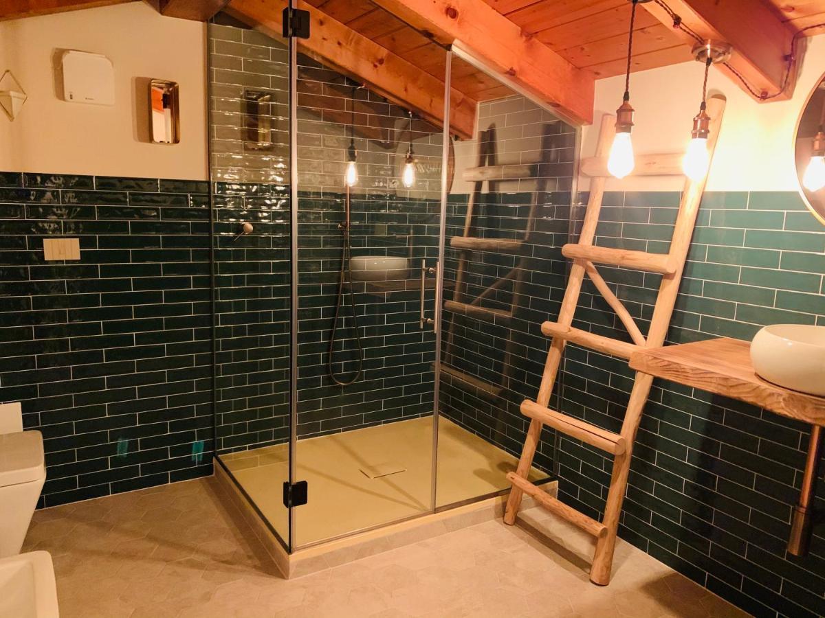 Charming Attic Apartment With Balcony & Swimming Pool デセンツァーノ・デル・ガルダ エクステリア 写真