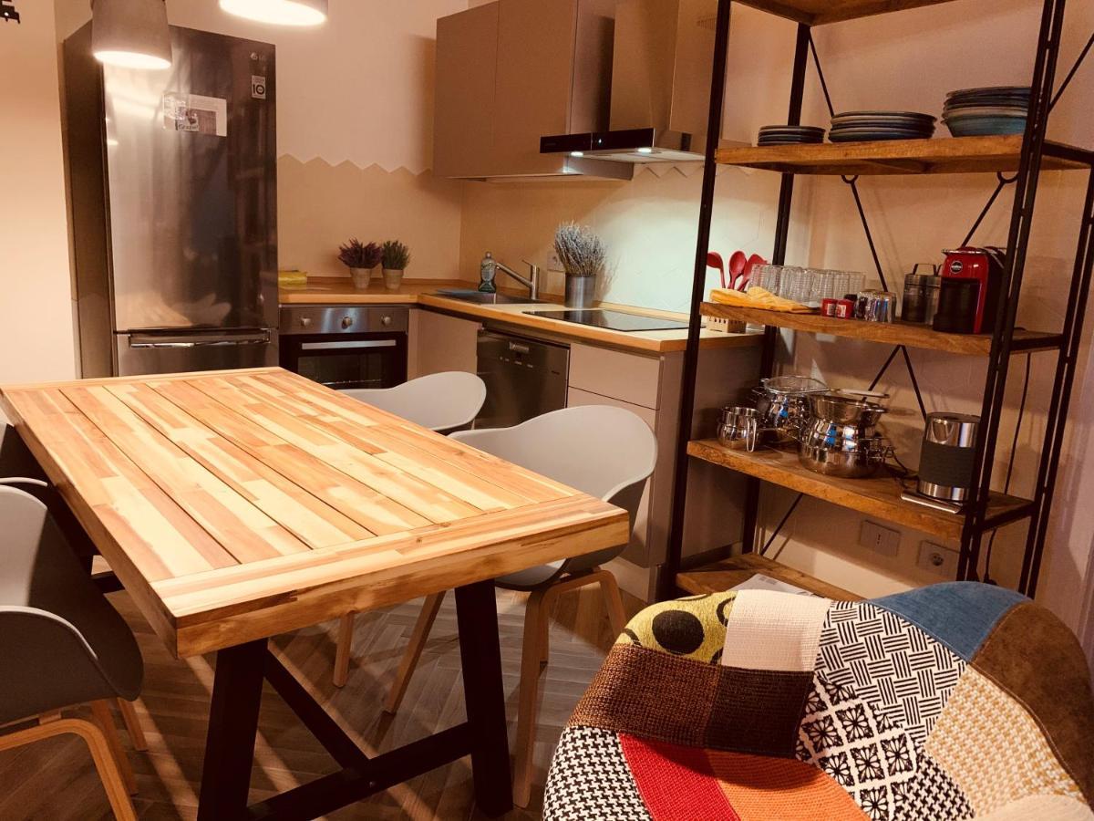 Charming Attic Apartment With Balcony & Swimming Pool デセンツァーノ・デル・ガルダ エクステリア 写真