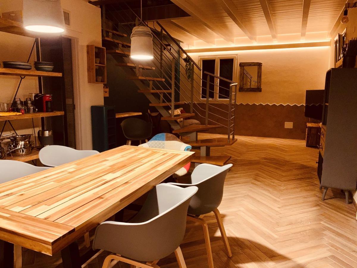 Charming Attic Apartment With Balcony & Swimming Pool デセンツァーノ・デル・ガルダ エクステリア 写真