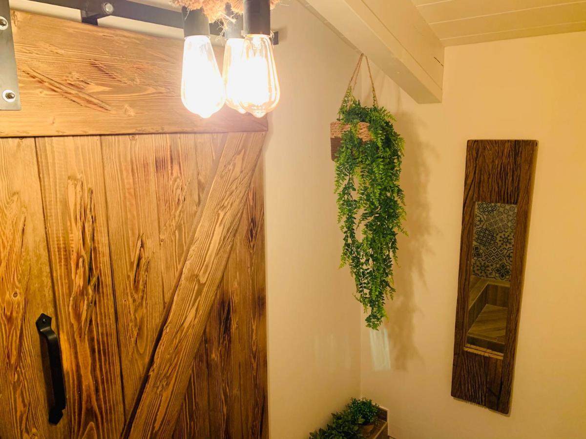 Charming Attic Apartment With Balcony & Swimming Pool デセンツァーノ・デル・ガルダ エクステリア 写真