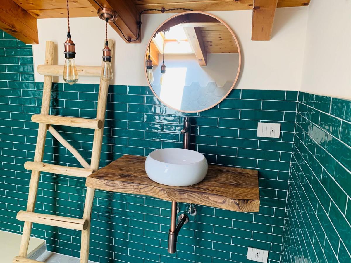 Charming Attic Apartment With Balcony & Swimming Pool デセンツァーノ・デル・ガルダ エクステリア 写真