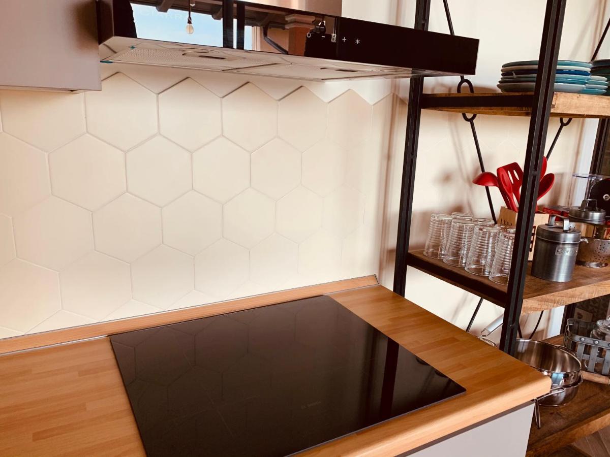 Charming Attic Apartment With Balcony & Swimming Pool デセンツァーノ・デル・ガルダ エクステリア 写真