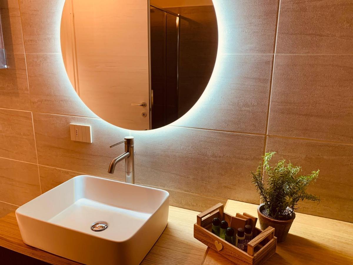 Charming Attic Apartment With Balcony & Swimming Pool デセンツァーノ・デル・ガルダ エクステリア 写真