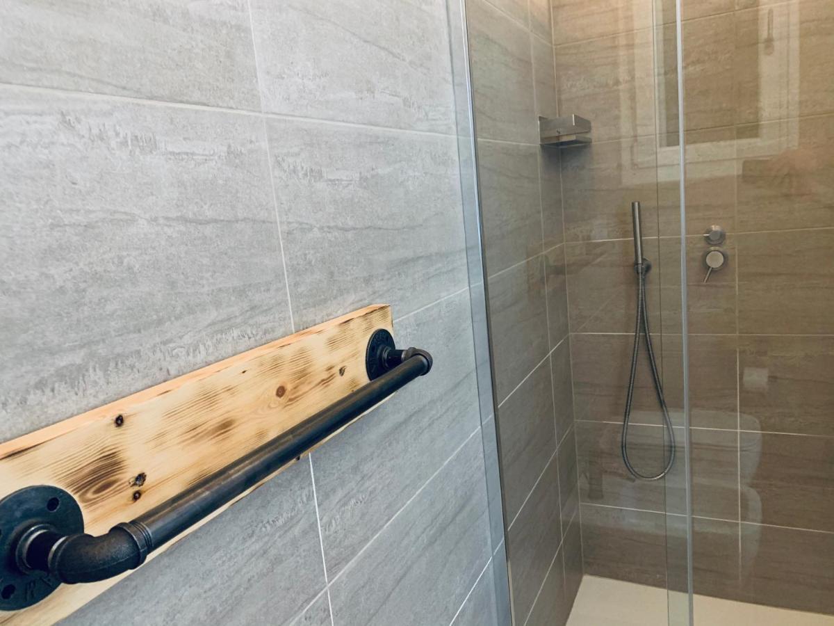 Charming Attic Apartment With Balcony & Swimming Pool デセンツァーノ・デル・ガルダ エクステリア 写真