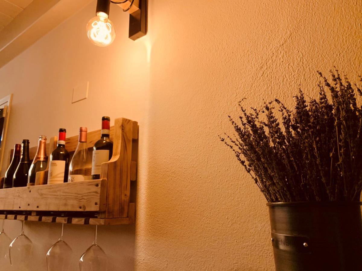 Charming Attic Apartment With Balcony & Swimming Pool デセンツァーノ・デル・ガルダ エクステリア 写真