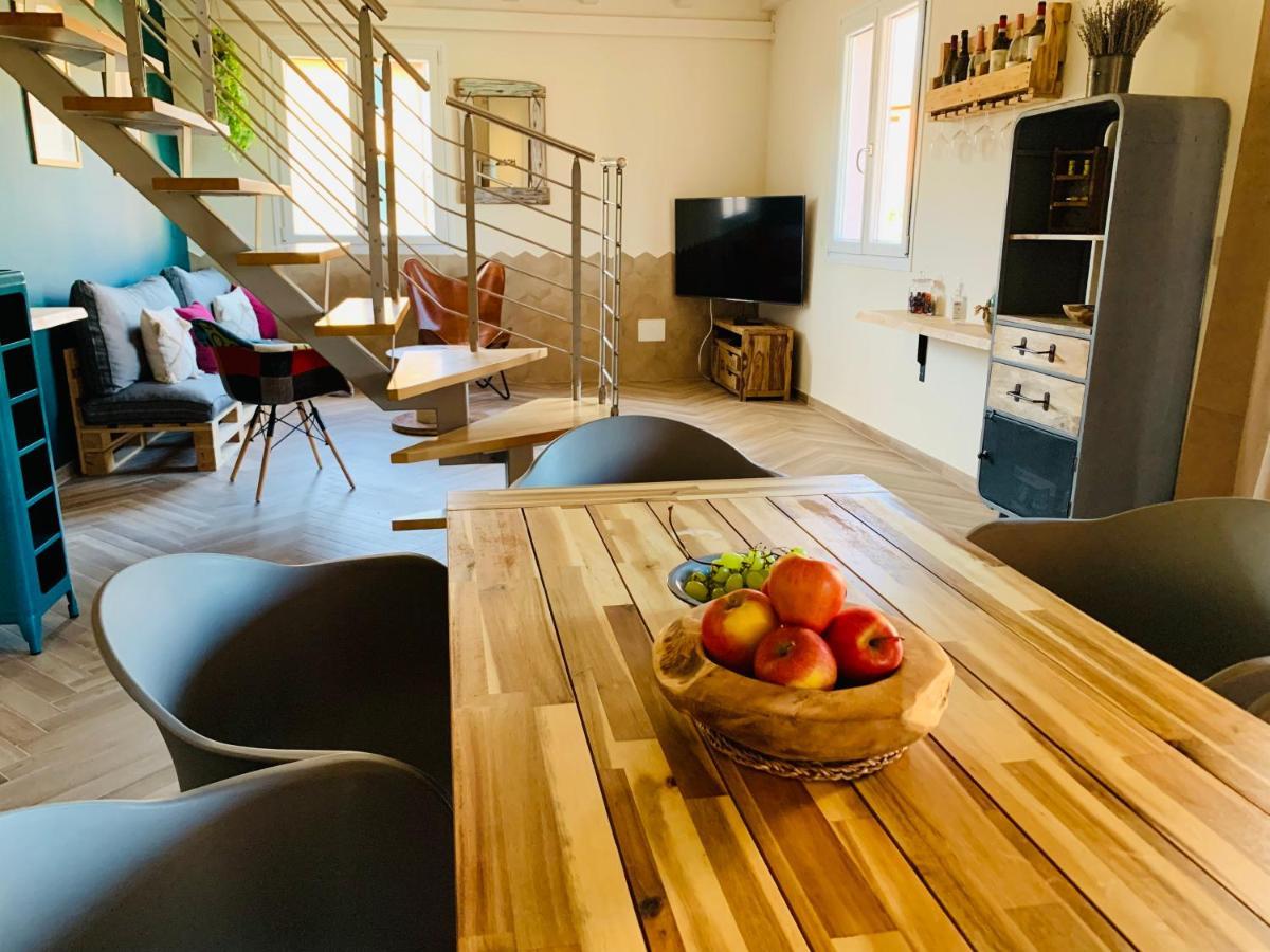 Charming Attic Apartment With Balcony & Swimming Pool デセンツァーノ・デル・ガルダ エクステリア 写真