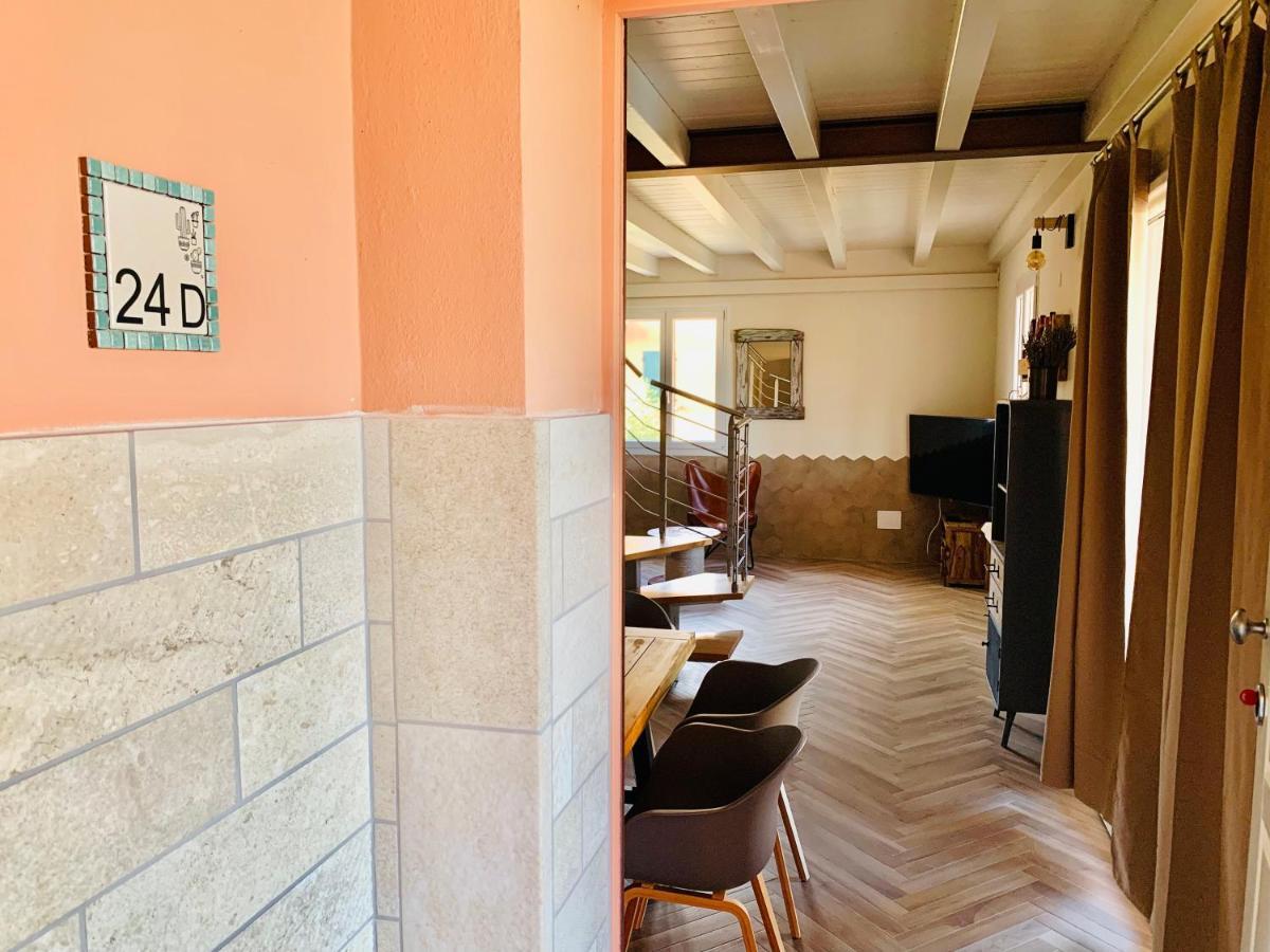 Charming Attic Apartment With Balcony & Swimming Pool デセンツァーノ・デル・ガルダ エクステリア 写真