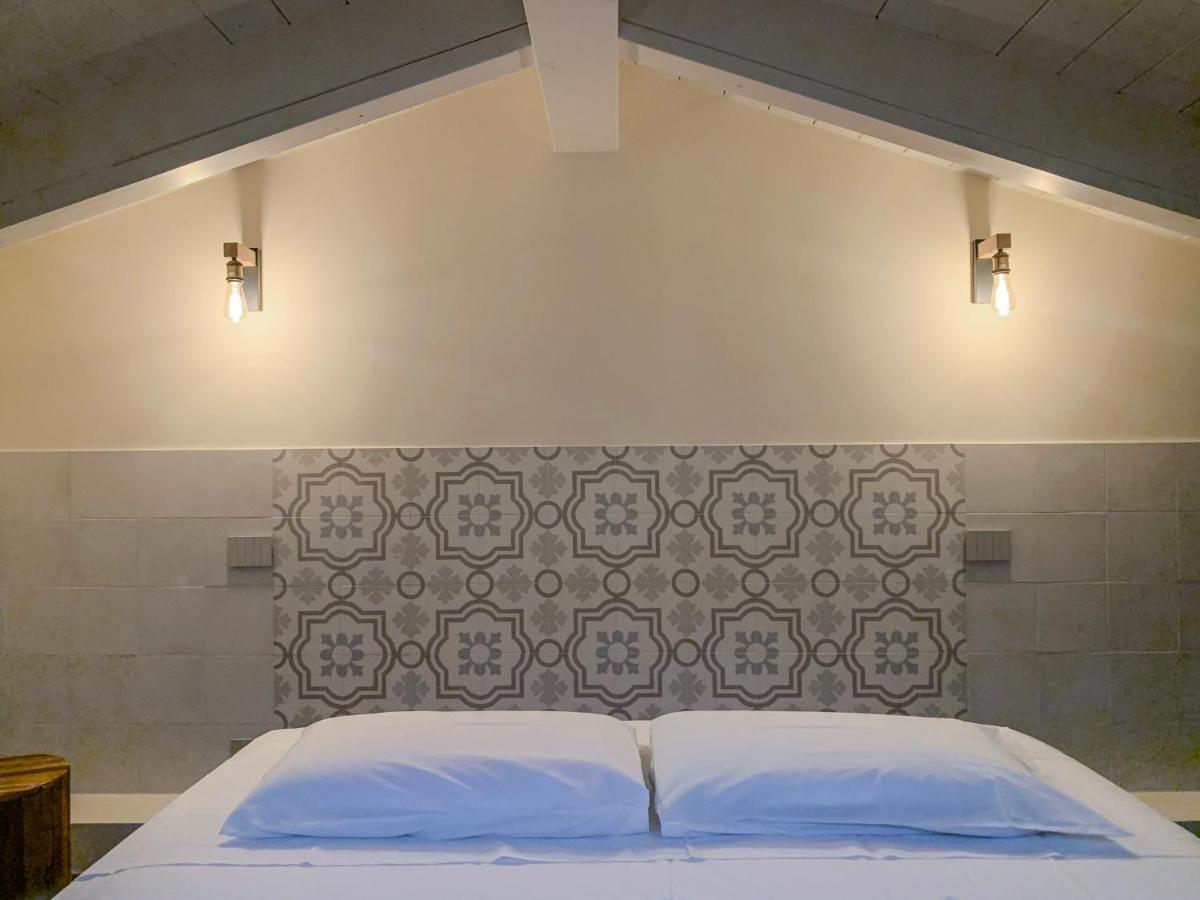 Charming Attic Apartment With Balcony & Swimming Pool デセンツァーノ・デル・ガルダ エクステリア 写真