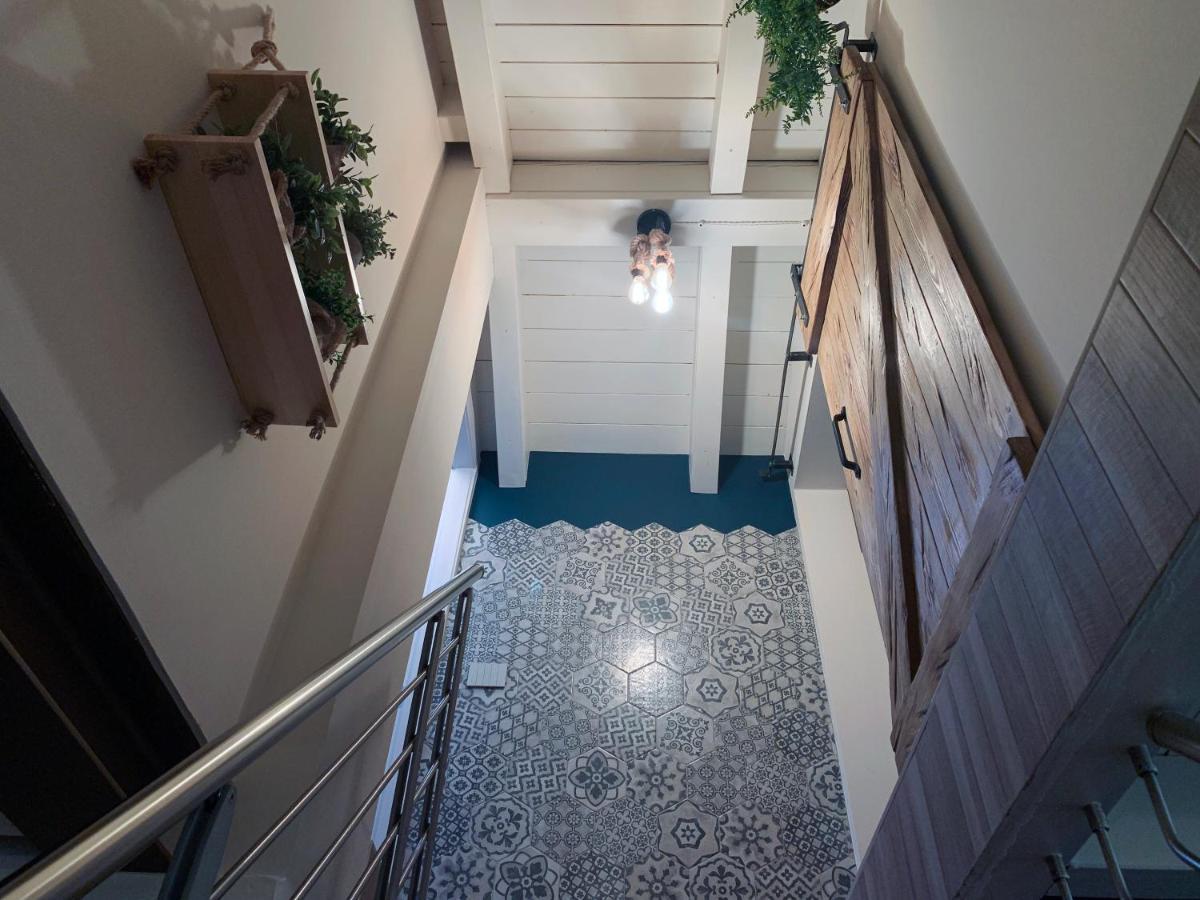 Charming Attic Apartment With Balcony & Swimming Pool デセンツァーノ・デル・ガルダ エクステリア 写真