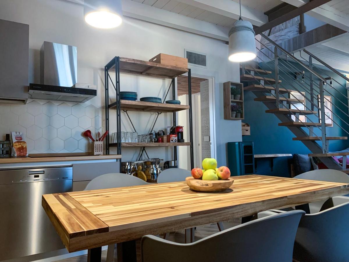 Charming Attic Apartment With Balcony & Swimming Pool デセンツァーノ・デル・ガルダ エクステリア 写真