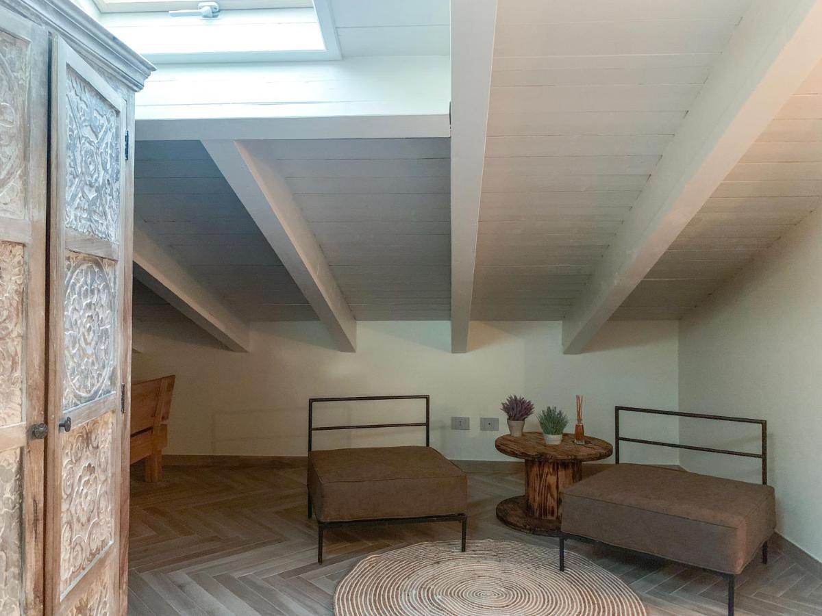 Charming Attic Apartment With Balcony & Swimming Pool デセンツァーノ・デル・ガルダ エクステリア 写真