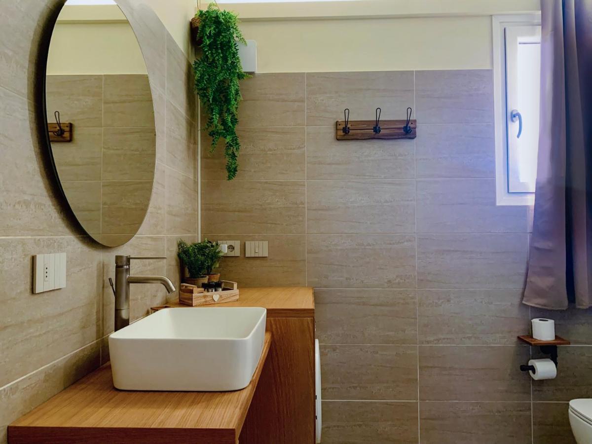 Charming Attic Apartment With Balcony & Swimming Pool デセンツァーノ・デル・ガルダ エクステリア 写真