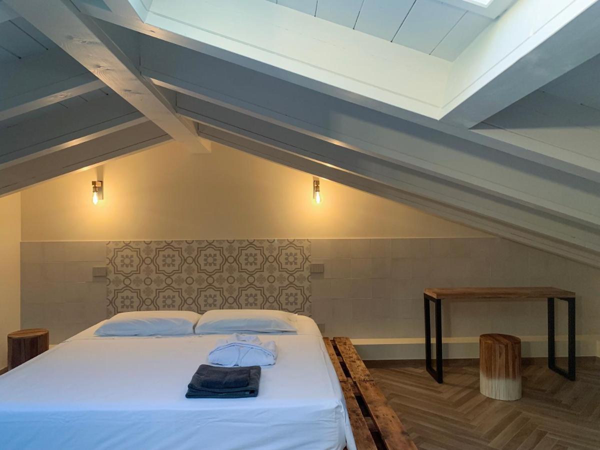 Charming Attic Apartment With Balcony & Swimming Pool デセンツァーノ・デル・ガルダ エクステリア 写真