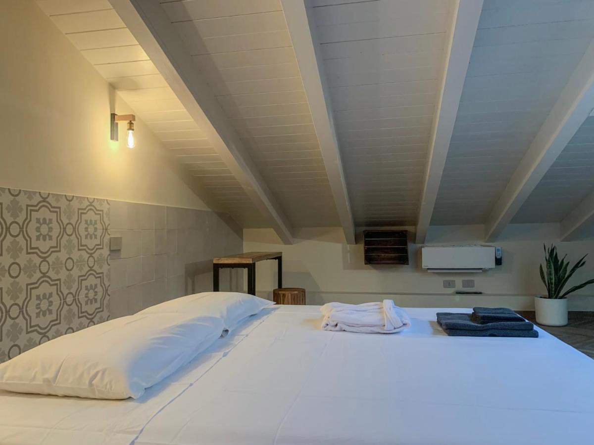 Charming Attic Apartment With Balcony & Swimming Pool デセンツァーノ・デル・ガルダ エクステリア 写真