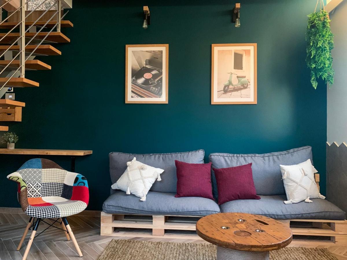 Charming Attic Apartment With Balcony & Swimming Pool デセンツァーノ・デル・ガルダ エクステリア 写真